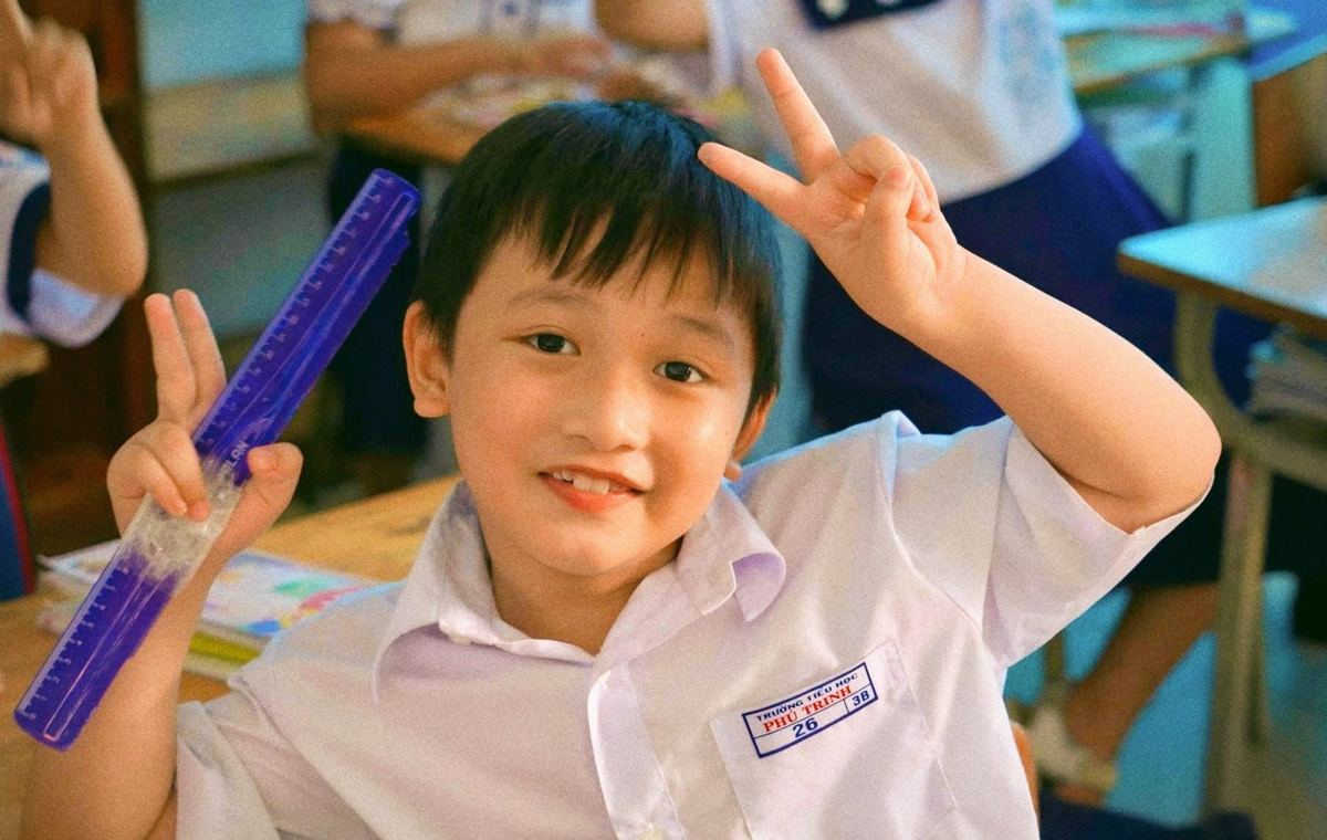 Một học sinh tiểu học tươi cười trong ngày khám mắt tại trường