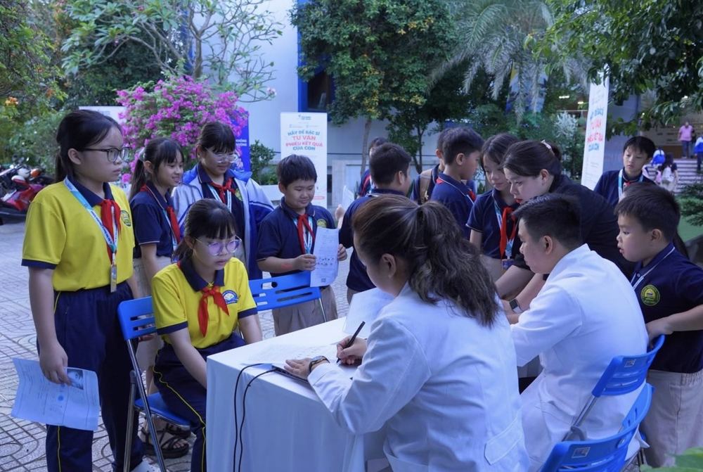 Học sinh xếp hàng ngoài sân trường chờ khám