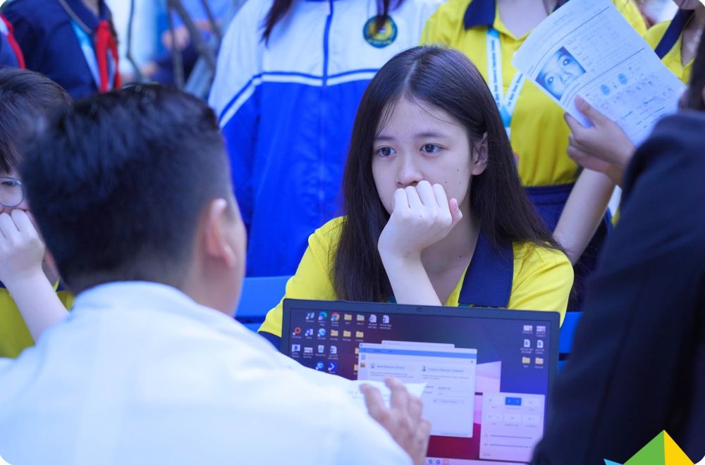 Kỹ thuật viên khúc xạ trao đổi kết quả với học sinh Trường Lê Quý Đôn