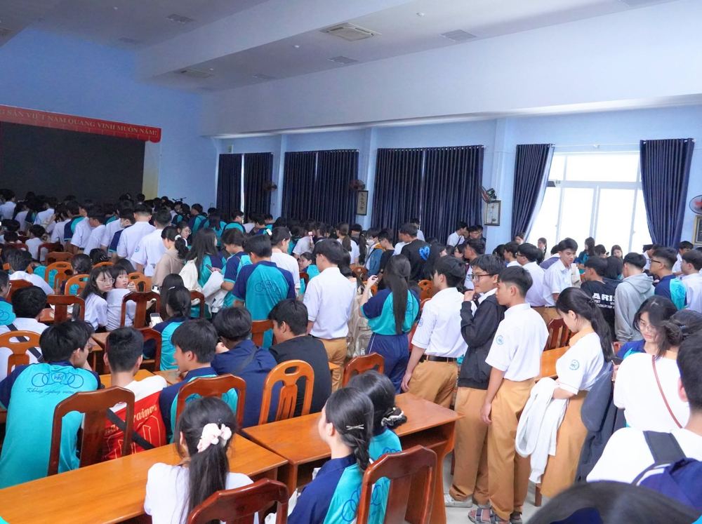 Hội trường đông học sinh chờ khám mắt