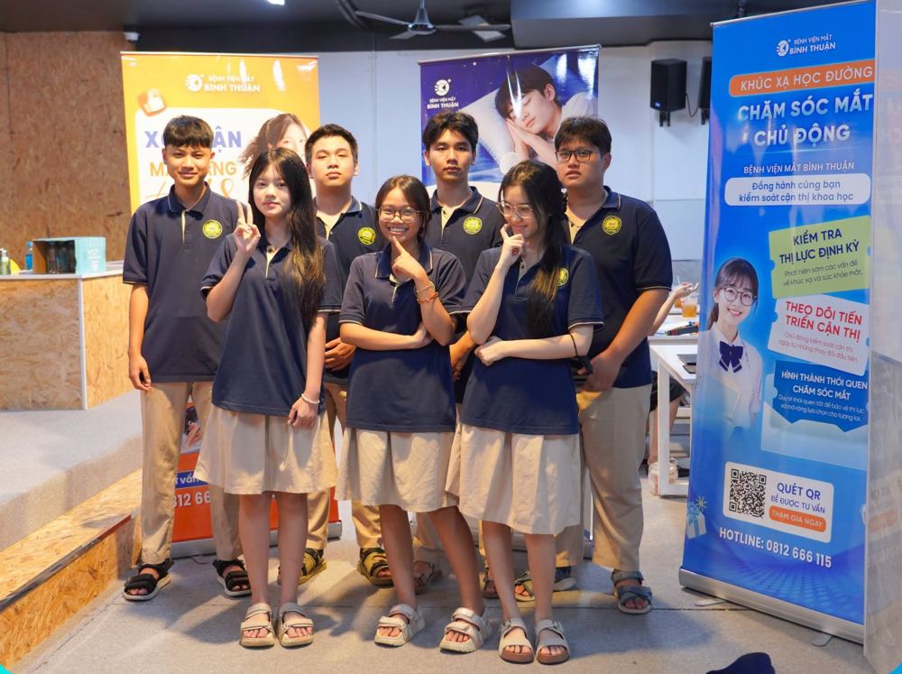 Học sinh chụp ảnh bên standee chăm sóc mắt chủ động