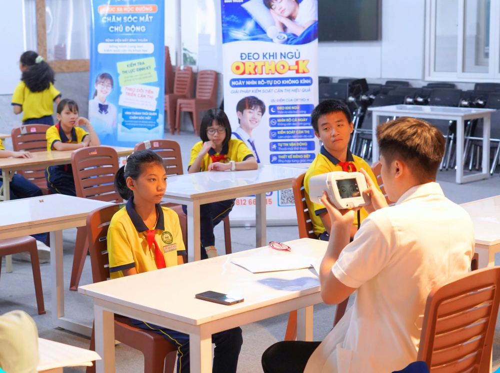 Bàn khám khúc xạ trong lớp học