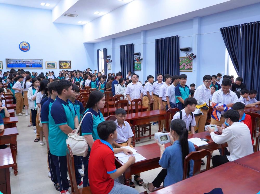 Đội ngũ khám mắt cho học sinh trung học