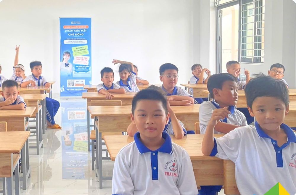 Học sinh Trường Tiểu học Phú Thủy 2 trong buổi khám mắt