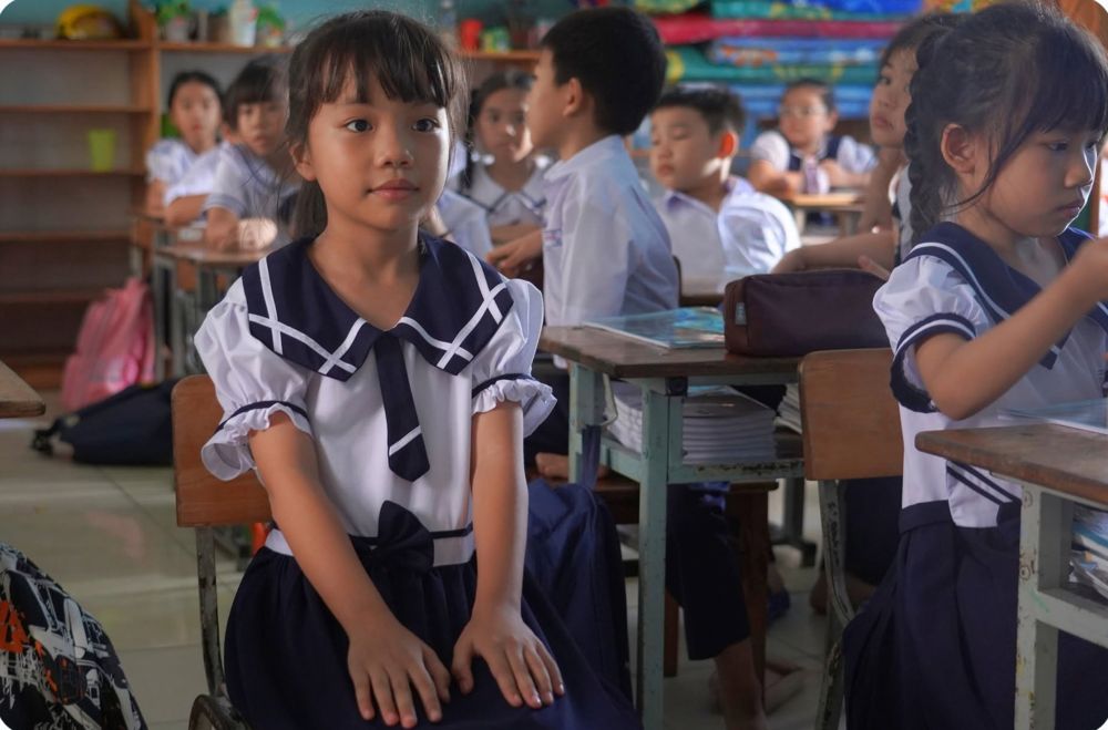 Học sinh Tiểu học Phú Trinh 1 trong lớp học ngày khám mắt