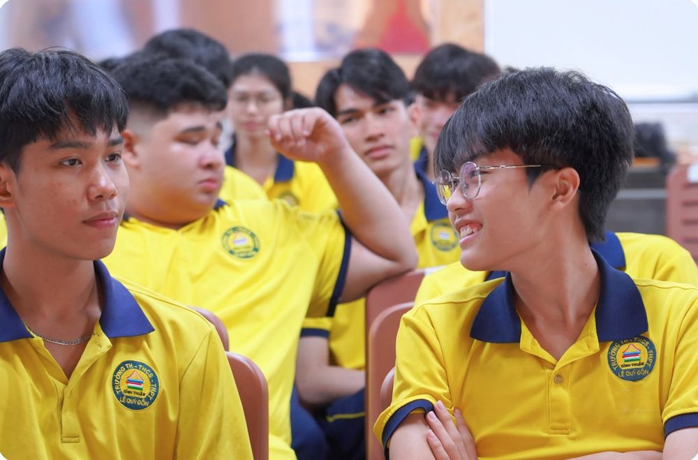 Học sinh Trường Lê Quý Đôn chờ khám mắt