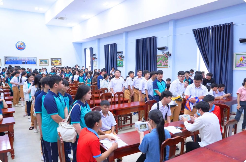 Học sinh Trường THPT Phan Bội Châu xếp hàng khám mắt